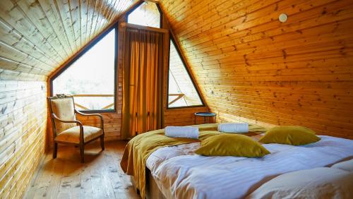 拉戈代希Chateau Kiramala的木制客房内的一间卧室,配有一张床