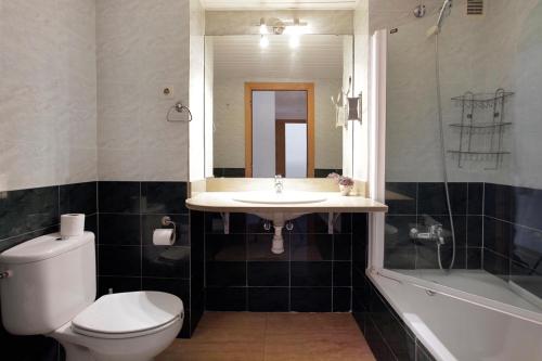 巴塞罗那1223 - POBLENOU APARTMENT的浴室配有盥洗盆、卫生间和浴缸。