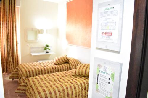 格罗塞托依尔派克酒店的一间设有两张沙发的房间和墙上的标志