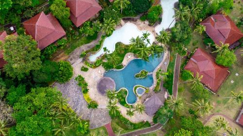 秾莎Nongsa Village的享有度假村游泳池的空中景致