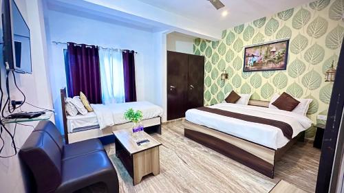 斋浦尔Nahargarh Palace Hotel的配有一张床和一把椅子的酒店客房