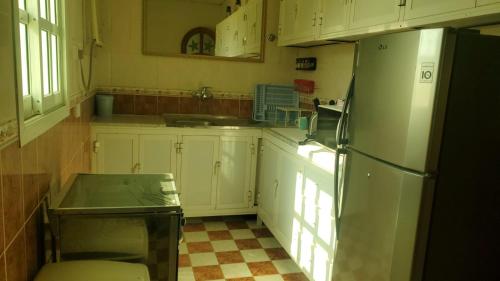 Al RahbaFarm dream的厨房配有白色橱柜和冰箱。