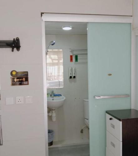 香港金源賓館 Golden Yuan Guest House的白色的浴室设有水槽和卫生间。