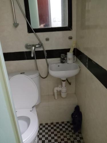 香港金源賓館 Golden Yuan Guest House的一间带卫生间和水槽的小浴室