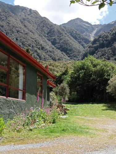 OtiraRata Lodge Accommodation的山景度假屋