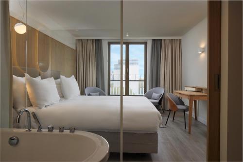 阿姆斯特丹韦斯特考得酒店的酒店客房配有一张床和浴缸。