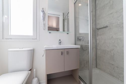 卡斯特努沃德加尔达坎普瑞娜酒店的浴室配有卫生间、盥洗盆和淋浴。