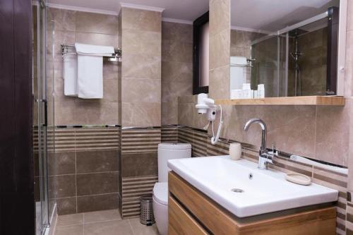 雅西Hotel Ildis的浴室配有卫生间、盥洗盆和淋浴。