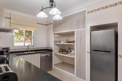 略姆巴特Villa Sa Llimonera by Slow Villas的厨房配有不锈钢冰箱和水槽