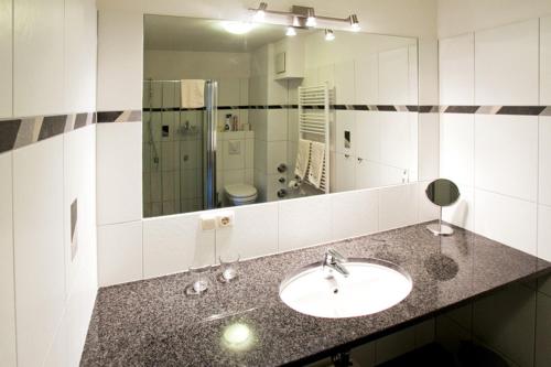 奥斯特巴德里克Villa Antonia Whg_ 03的一间带水槽和大镜子的浴室