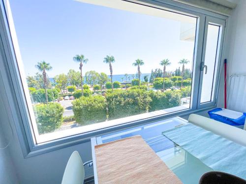 利马索尔Panoramic Sea View Apt - 2bed的客房设有海景大窗户。