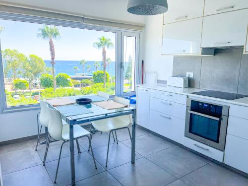利马索尔Panoramic Sea View Apt - 2bed的一个带桌子并享有海景的厨房