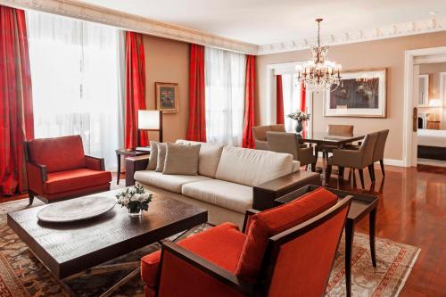 布宜诺斯艾利斯帕拉西奥都豪 - 布宜诺斯艾利斯柏悦酒店的带沙发的客厅和用餐室