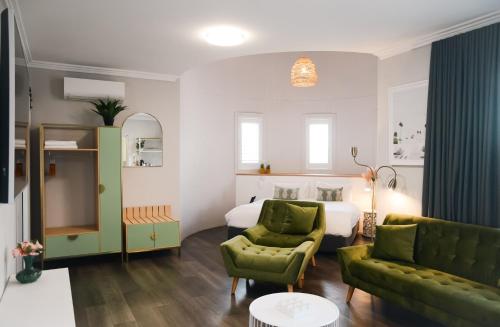 拜伦湾Vali Byron的一间卧室配有一张床,客厅配有沙发