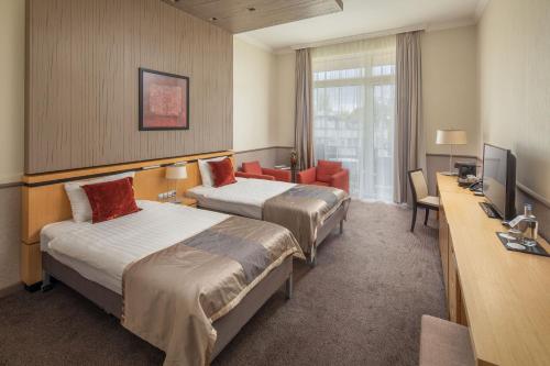 布达佩斯布达佩斯安德赛玛麦森酒店的酒店客房设有两张床和电视。