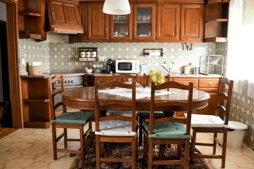 科尔武河畔米兰达Casa Raposo的厨房配有木桌和椅子