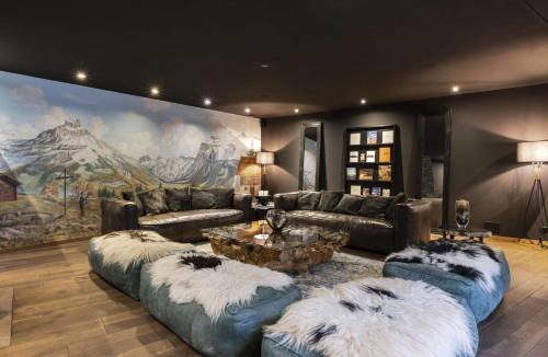 英格堡Hotel Bänklialp的带沙发和大型壁画的客厅