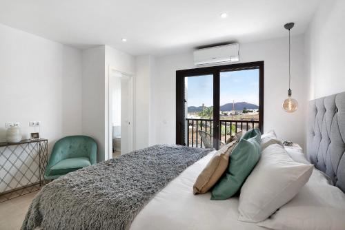 亚伊萨Casa El Molino的一间卧室配有一张大床和一张绿色椅子