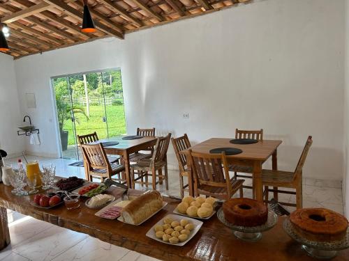 卡皮托利乌Pousada Império de Minas的用餐室配有餐桌和食物