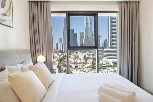 迪拜Stunning Burj Royale Residence Downtown Dubai - Burj Khalifa的卧室配有白色的床和大窗户