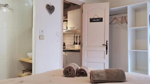布鲁瓦Blois City - Le Petit Saint Jean的一间房间,里面设有一张床和一扇带毛巾的门
