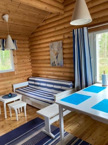 库斯塔维Tamminiemen Lomamökit的客房设有带长凳和桌子的小木屋。