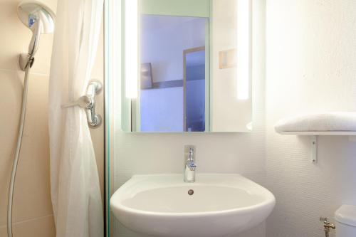 莫勒帕B&B HOTEL Maurepas的浴室设有白色水槽和镜子
