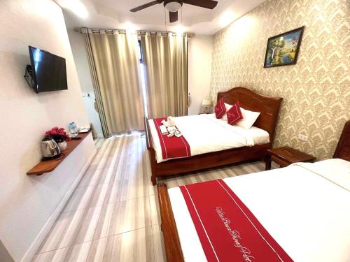 琅勃拉邦Luangprabang Villa bouathong Hotel的酒店客房设有两张床和电视。