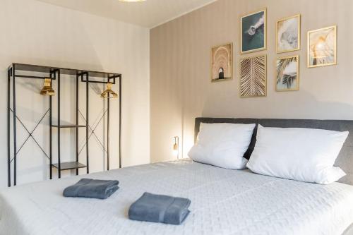 哈姆Luxus Apartment I SmartTV I WiFi I Balkon的一间卧室配有一张带两个枕头的床