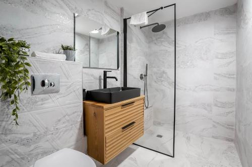 埃拉特YalaRent Mountainside Luxury apartments with Private Pool的一间带水槽和淋浴的浴室