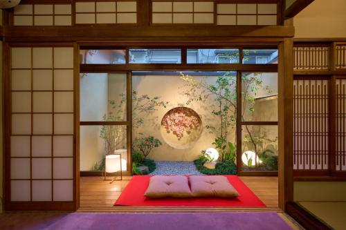 大阪Konjaku-So Tengachaya Tea and Relax的墙上有红色地毯的房间