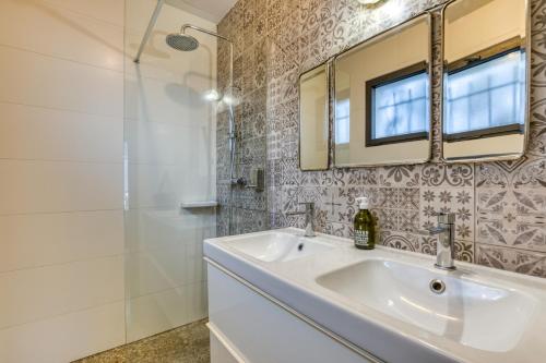 莫吉奥Maison Melgorienne的一间带水槽、镜子和淋浴的浴室