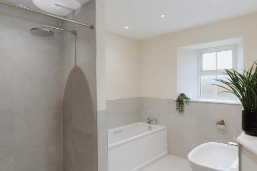 PrestonNightfold - 1 Bedroom Self-Catering Cottage的带淋浴、盥洗盆和卫生间的浴室