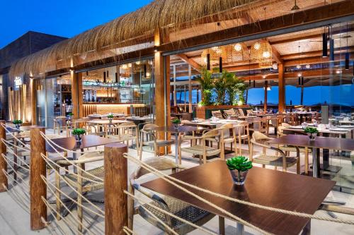 多列毛利诺斯太阳海岸美利亚酒店的配有木桌和椅子的餐厅