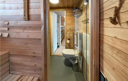 斯朱森Amazing Home In Sjusjen With Kitchen的一间带卫生间和水槽的小浴室