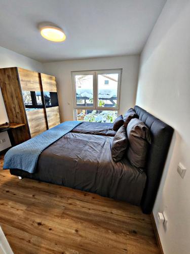 布拉河畔的海登海姆Lions Place Premium Apartments COMFORT optionaler Zugang zum SPA- Bereich的一间卧室,卧室内配有一张大床