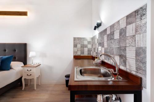 特格斯特Casa Lomo el Aire Sterlizia的一个带水槽的厨房和一张位于客房内的床