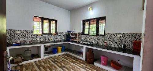 阿勒皮'Marari Johns Homestay' Mararikulam, Alappuzha的带水槽的厨房和2扇窗户