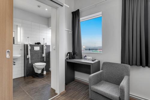 哈纳弗约德尔维里尔酒店的一间带椅子、水槽和卫生间的浴室