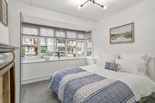 伦敦Wembley Hububb Stay的白色的卧室设有床和窗户