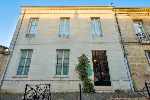 波尔多Villa Erizio, Bordeaux Centre的前面有一辆自行车停放的建筑