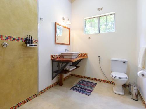 维多利亚瀑布The Courtney Lodge的浴室配有卫生间、盥洗盆和淋浴。