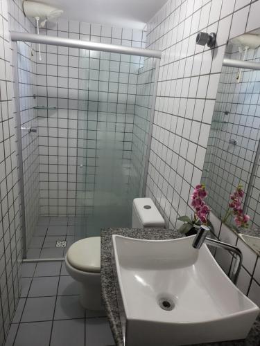 卡贝德卢Apartamento 3 quartos beira mar Intermares-Cabedelo VALOR DA TAXA DE LIMPEZA E DO AR CONDICIONADO COBRADO À PARTE的白色的浴室设有卫生间和水槽。