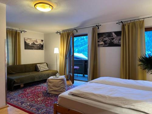 弗林肯贝格罗森埃格酒店的一间卧室配有一张床和一张沙发