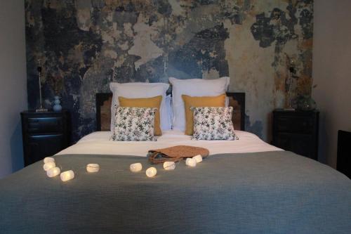 阿纳齐La Catiniere的一间卧室配有一张带蜡烛的床。