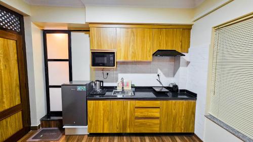 帕坦Badri Homes的厨房配有水槽和冰箱