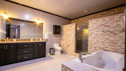 福尔图纳Chachagua Suites & Villas的一间带大浴缸和卫生间的浴室