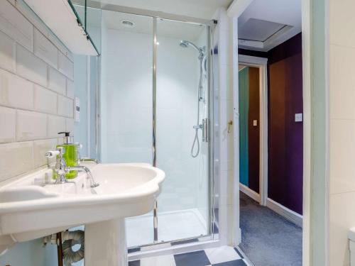 Wingfield2 Bed in Bath 81298的一间带水槽和淋浴的浴室