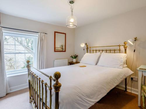 Wingfield2 Bed in Bath 81298的一间卧室配有一张带白色床单的床和一扇窗户。