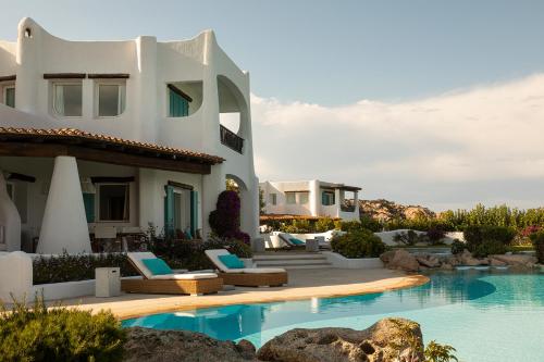 切尔沃港Romazzino, A Belmond Hotel, Costa Smeralda的别墅毗邻一座房子,设有游泳池